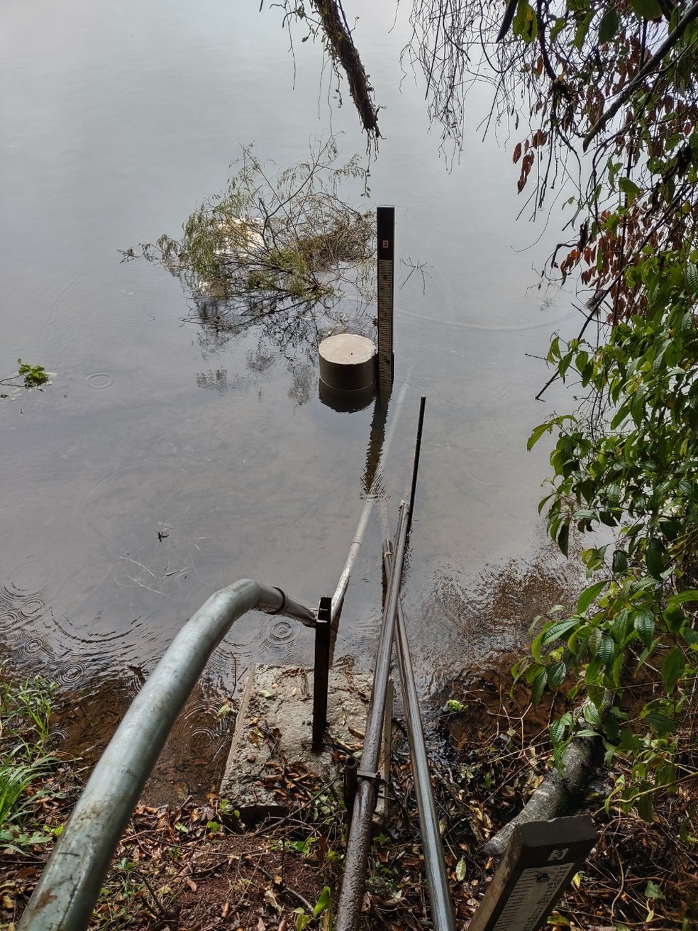 Equipamento usado para medição de vazão de água nas Cataratas/ parte fica acima do nível de água e outra submersa — Foto: Copel/Divulgação 