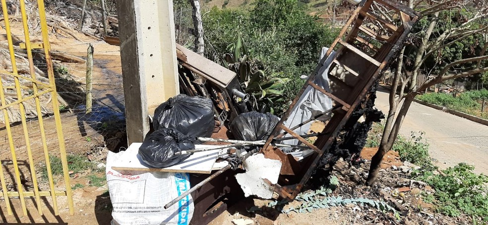 Pertences da esposa do homem foram queimados durante incêndio — Foto: Polícia Militar/Divulgação