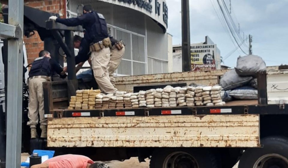Polícia Rodoviária Federal apreende caminhão com 150 quilogramas de pasta base de cocaína, no Ceará. — Foto: Divulgação/PRF