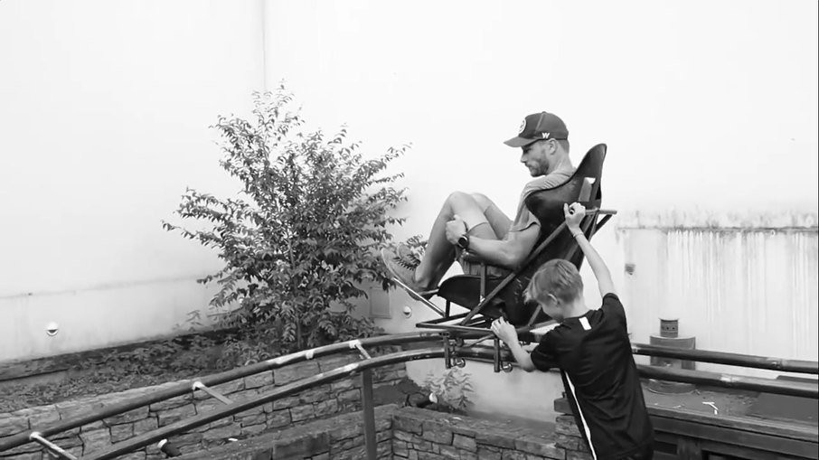 Rodrigo Hilbert tenta construir montanha-russa para os filhos (Foto: Reprodução Instagram)