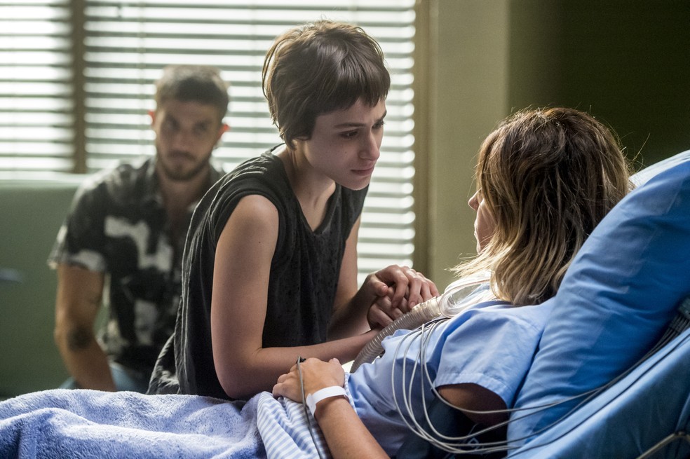 Manu pede perdão à mãe (Foto: TV Globo/João Cotta )