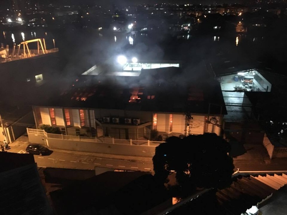 Igreja que pegou fogo em Vitória ainda tem risco de novos desabamentos