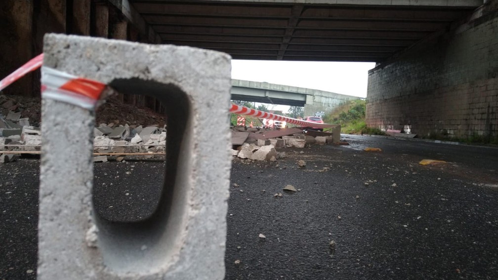 Entulhos estão espalhados na rua, na CIC — Foto: Everson Moreira/RPC