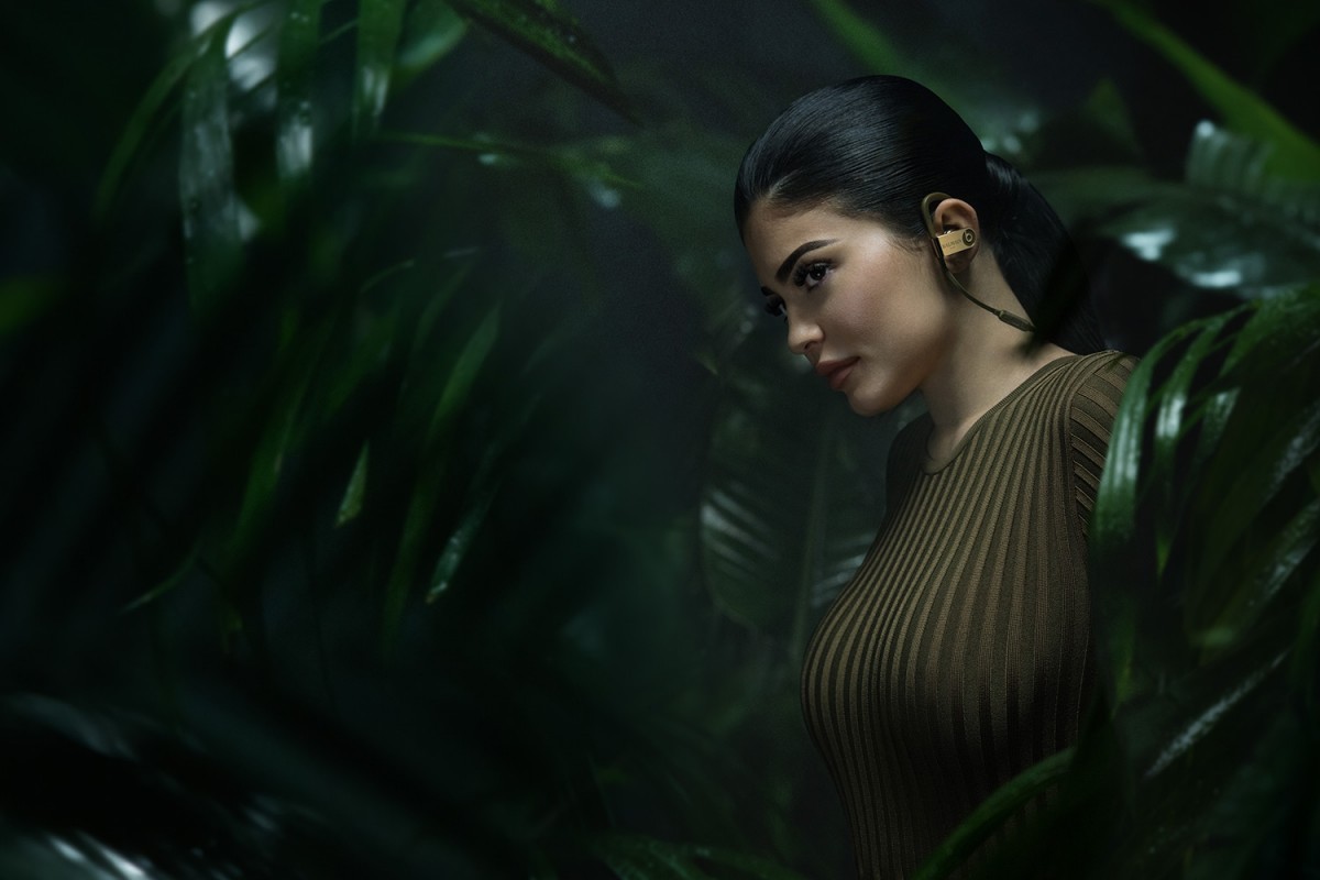 Kylie Jenner na campanha da Balmain Beats (Foto: Reprodução)