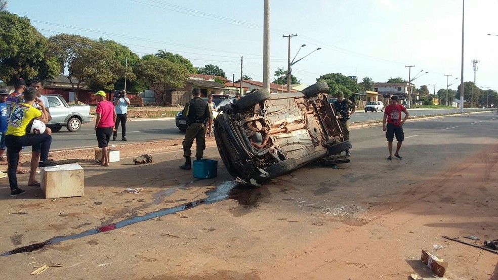 Carro capota após briga de casal na rodovia Fernando Guilhon, em Santarém (Foto: Daniele Gambôa/TV Tapajós)