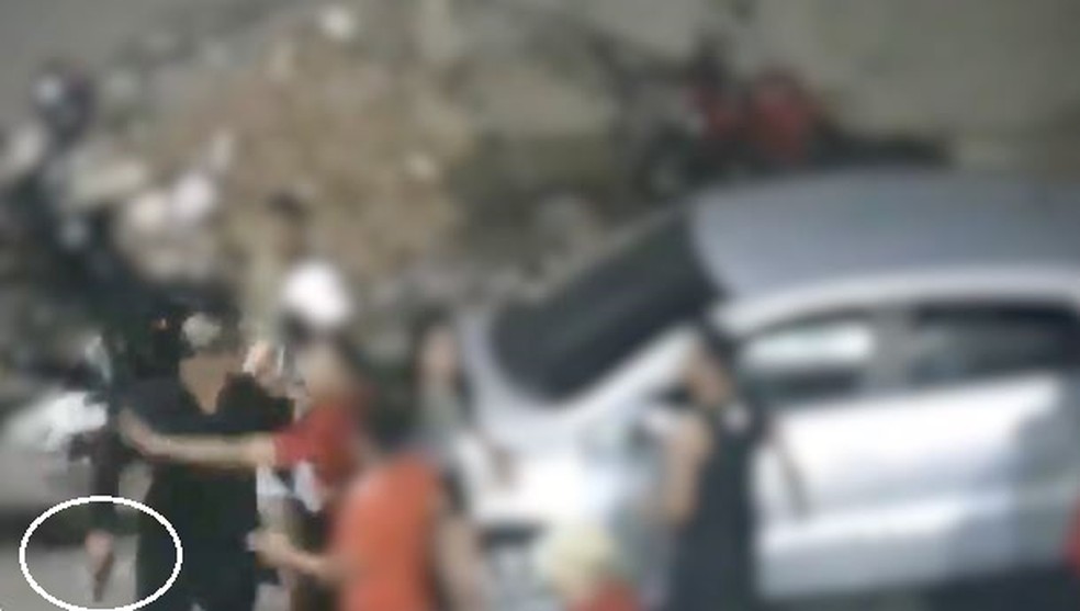 Antes de ser preso, suspeito apontou arma para outra pessoa durante confusão em festa em Fortaleza. — Foto: Reprodução
