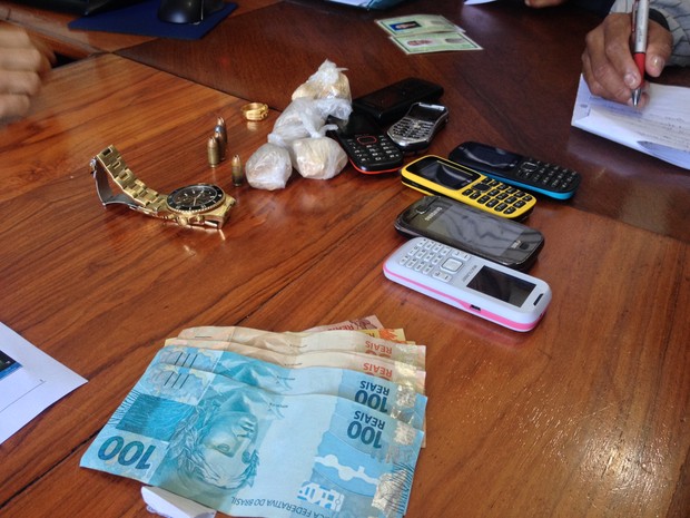 Polícia encontrou quantia em dinheiro, relógio, e drogas com o casal (Foto: Abinoan Santiago/G1)