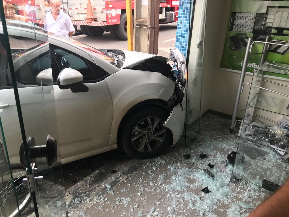 Carro invadiu loja de telefonia em Martinópolis (Foto: Corpo de Bombeiros/Cedida)