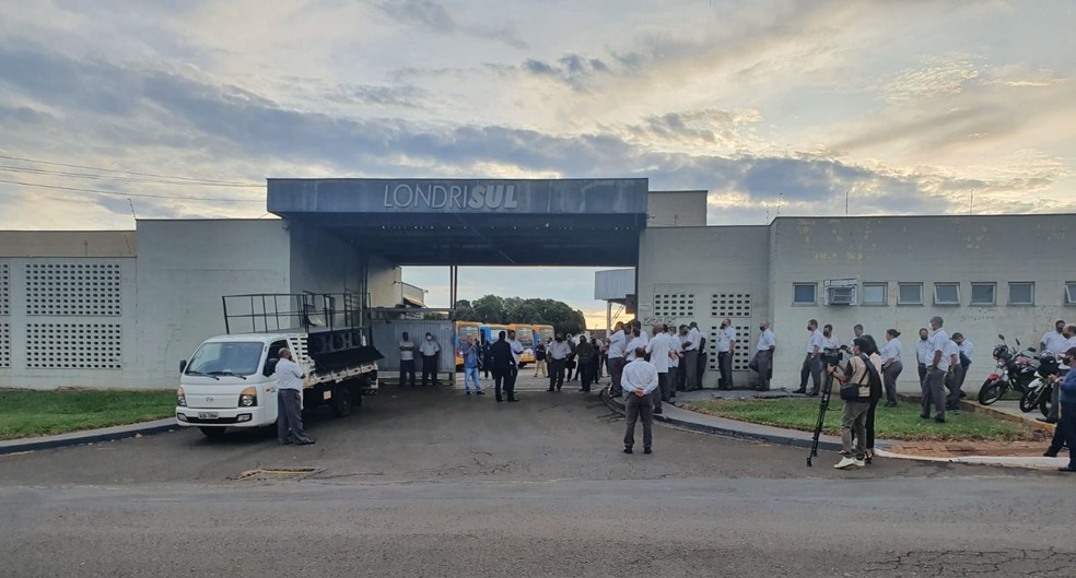 Funcionários da Londrisul votaram pela manutenção da paralisação na manhã desta quinta (3) — Foto: Mônica Dau/RPC