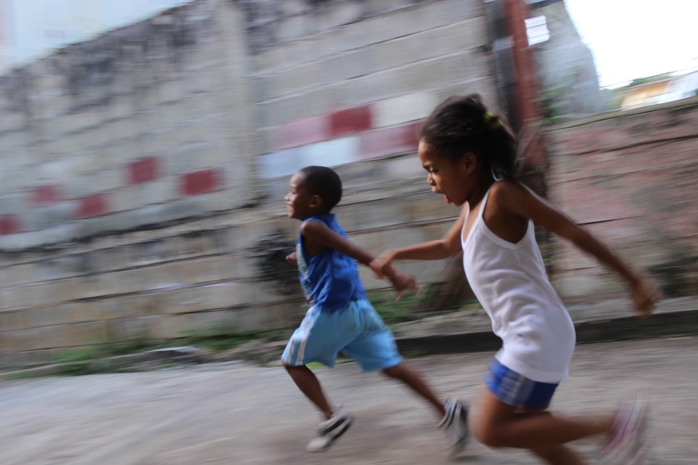 Racismo na escola pode estar presente até quando os alunos não escolhem o colega para brincar por causa da cor da pele, diz Humberto Baltar, professor e idealizador do coletivo Pais Pretos Presentes. — Foto:  Wayne Lee-Sing / Unsplash
