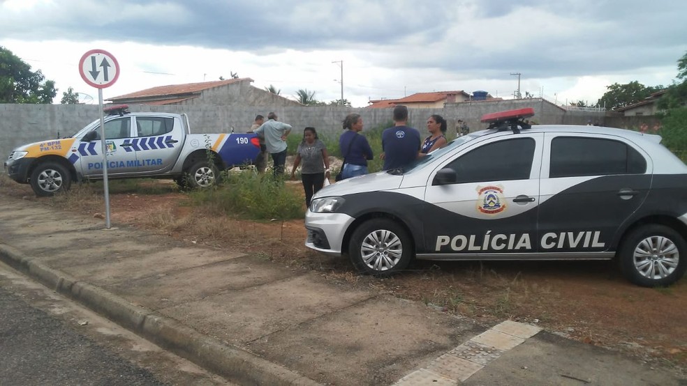 Corpo foi localizado em um terreno baldio na cidade — Foto: Divulgação/Defesa Civil de Talismã