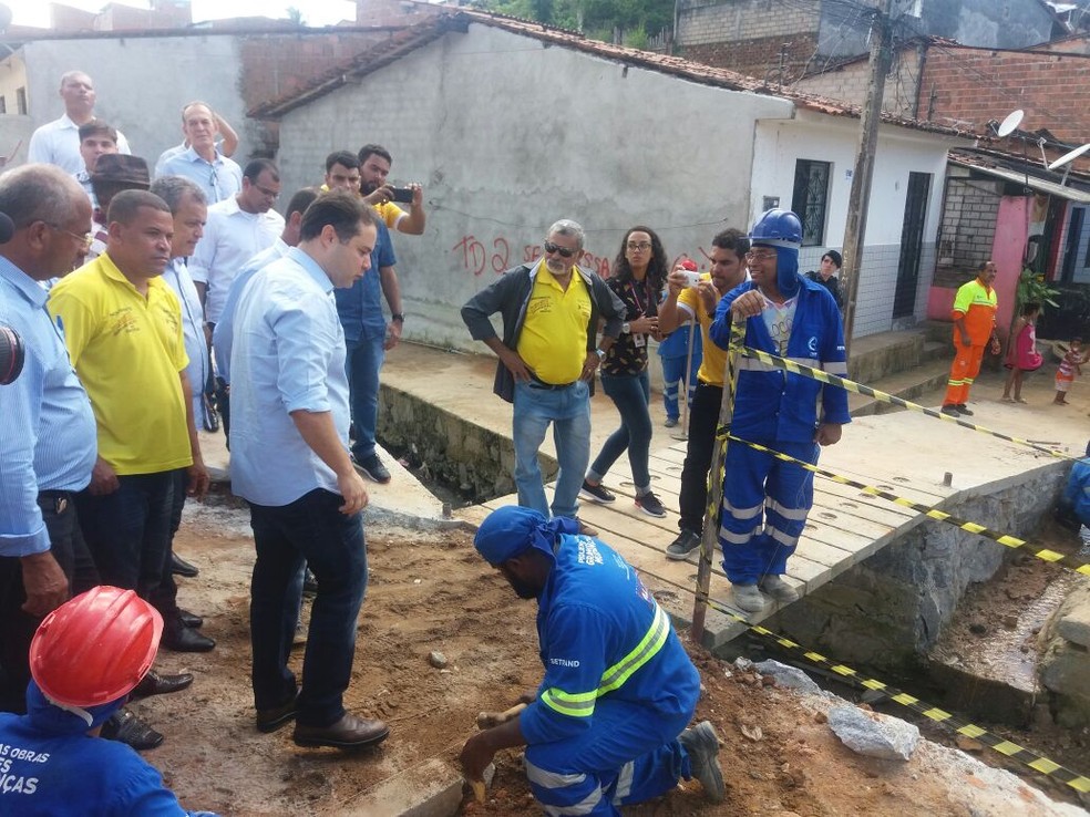 Governador visitou grota nesta quinta-feira (3) (Foto: Suely Melo/G1)