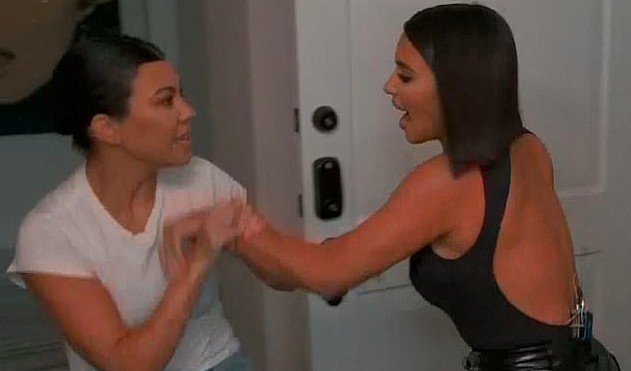 Kim Kardashian e Kourtney Kardashian saem no tapa em reality (Foto: Reprodução)