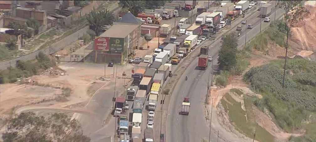 Mais de 20 horas após acidente com vazamento de piche, motorista enfrenta congestionamento na Via Expressa de Contagem — Foto: Reprodução TV Globo