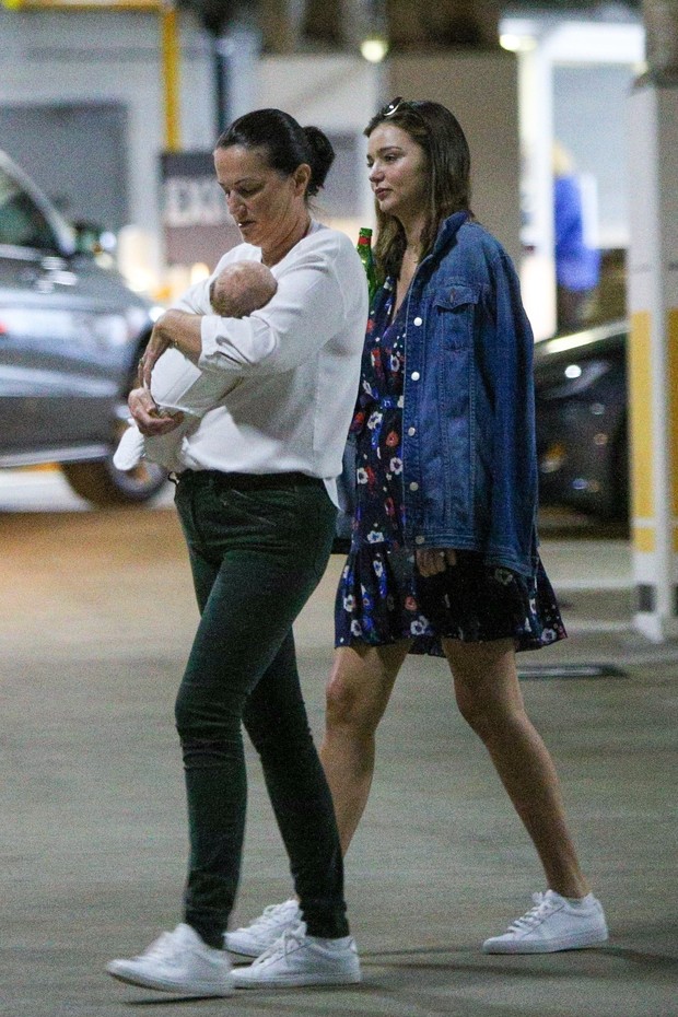 ** RIGHTS: WORLDWIDE EXCEPT IN ITALY, UNITED KINGDOM ** Santa Monica, CA  - *EXCLUSIVE* **WEB MUST CALL FOR PRICING**  - Miranda Kerr, her mother Therese Kerr and baby boy Hart Spiegel make their way to the doctor's office in Santa Monica. Miranda welcome (Foto: BACKGRID)