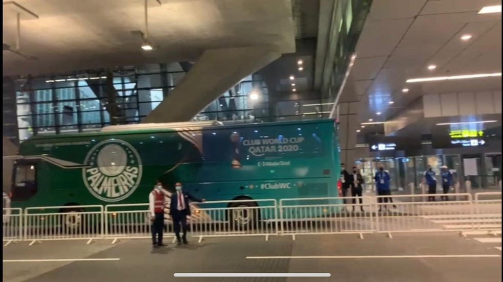 Ônibus personalizado do Palmeiras em Doha — Foto: Reprodução