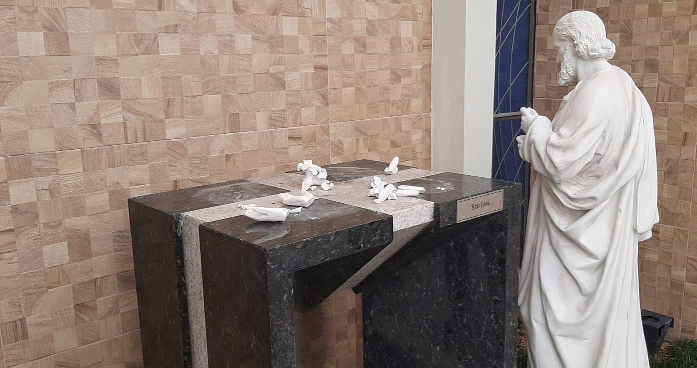 Igreja é invadida e estátuas são quebradas, em Araranguá
