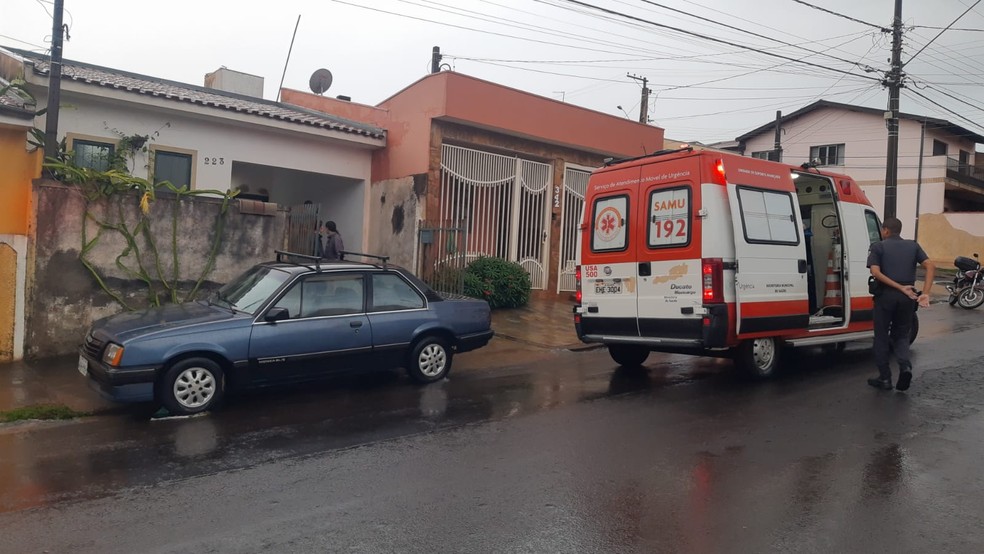 Mulher morre após ser arrastada pela enxurrada em São Carlos — Foto: Fabio Rodrigues/g1