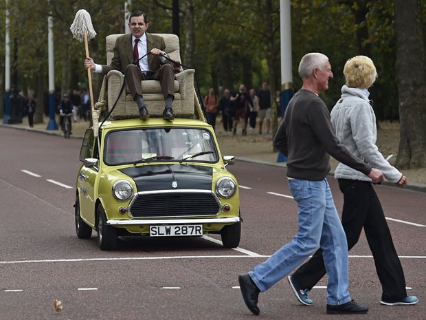 O ator britânico Rowan Atkinson circula sobre seu famoso &#39;minicarro&#39; pela avenida The Mall, importante via de Londres, nesta sexta-feira (4) para comemorar os 25 da série (Foto: Toby Melville/Reuters)