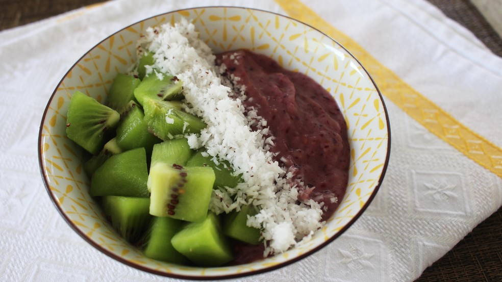 Creme de frutas vermelhas com kiwi e coco feito pela nutricionista Aline Barreiros — Foto: Mariane Rossi/G1