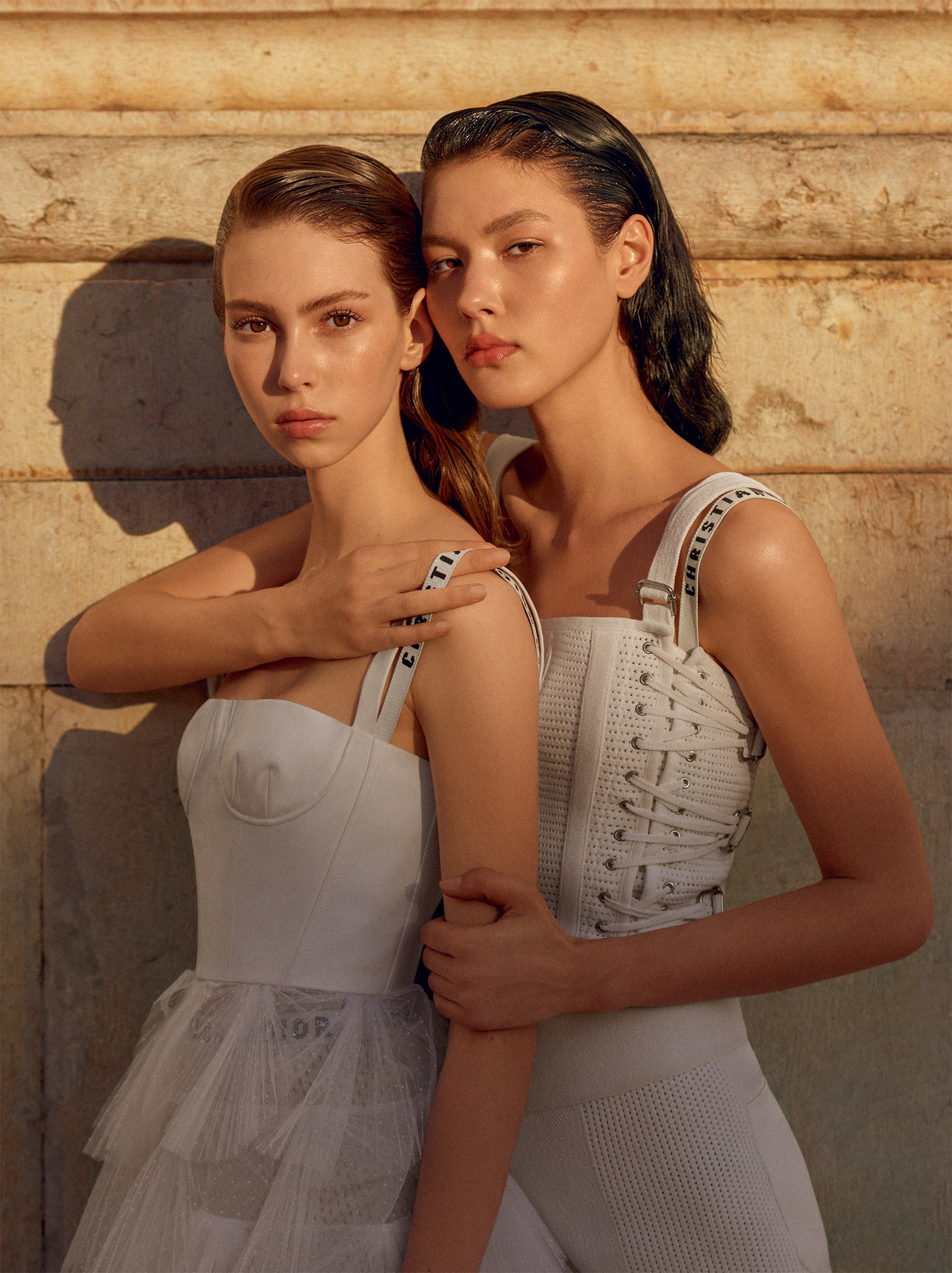Lorena Maraschi e Angelica Erthal (Way Model) vestem Dior. Foto: Zee Nunes, com edição de moda de Daniel Ueda e beleza de Amanda Schön (Foto: Zee Nunes)