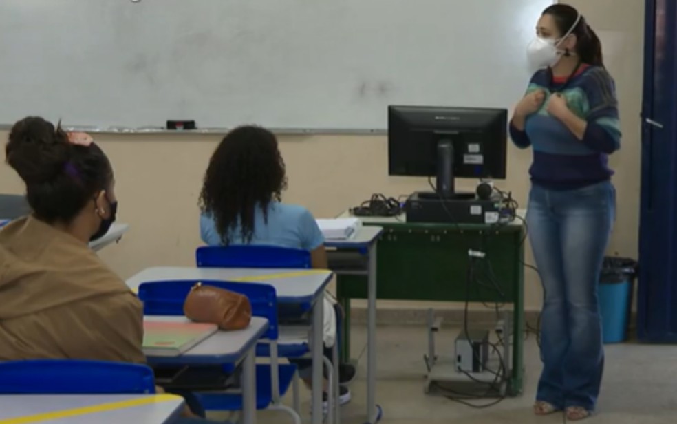 Governo aprova projeto para pagamento de bolsa estudo de R$ 100 para estudantes da rede estadual — Foto: Reprodução/TV Anhanguera