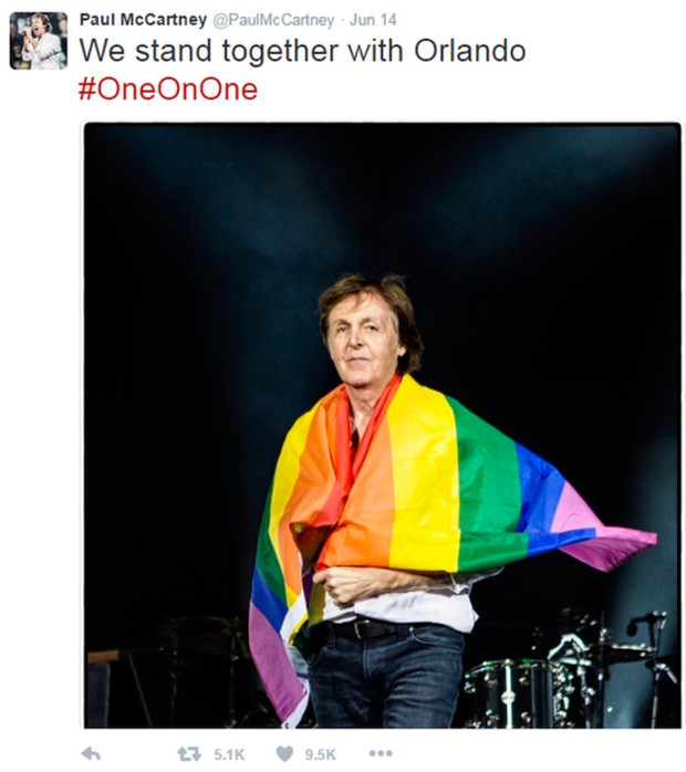 Paul McCartney se enrolou na bandeira durante show na Alemanha  (Foto: Reprodução Twitter)