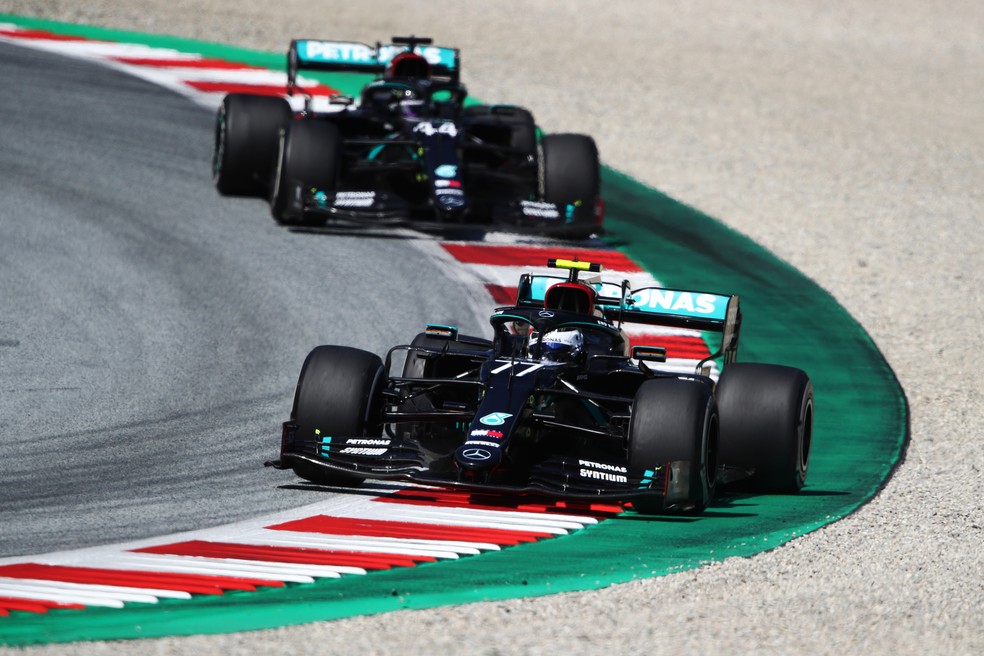 Bottas à frente de Hamilton no GP da Áustria — Foto: Getty Images