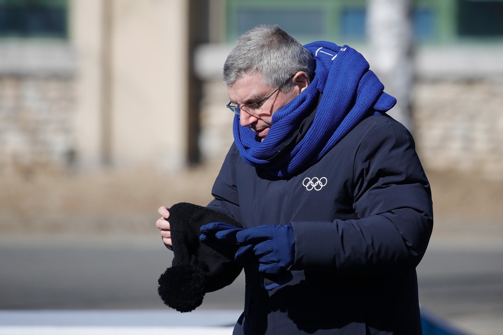 Presidente do COI, Thomas Bach se protege do frio na Vila Olímpica (Foto: Getty Images)
