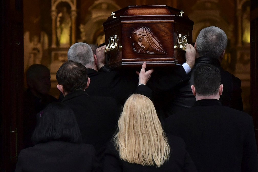 Eileen O'Riordan, mãe de Dolores O'Riordan, acompanha o caixão durante cerimônia pública na igreja St. Joseph (Foto: REUTERS/Clodagh Kilcoyne)