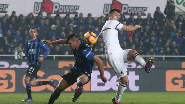 O bonito e difícil chute de Piatek no gol de empate do Milan contra a Atalanta