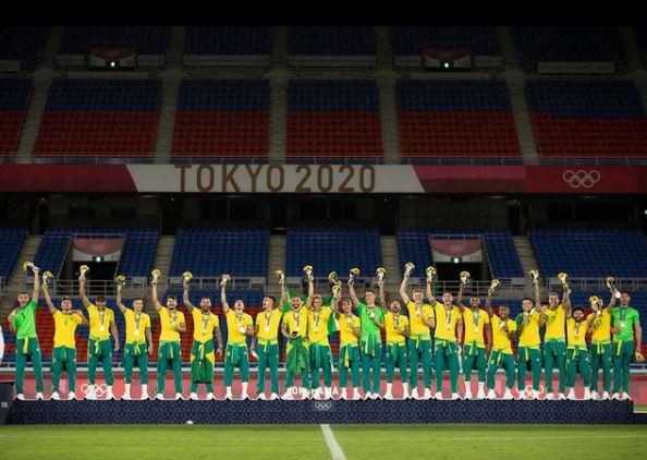 Jogadores da seleção brasileira subiram ao pódio sem os agasalhos (Foto: Reprodução/Instagram)