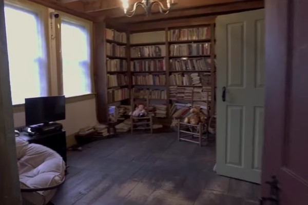 O interior da casa que inspirou os eventos narrados no filme Invocação do Mal (2013) (Foto: Reprodução)