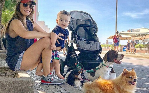 Dudu Azevedo exibe foto fofa da mulher com o filho e os cachorros