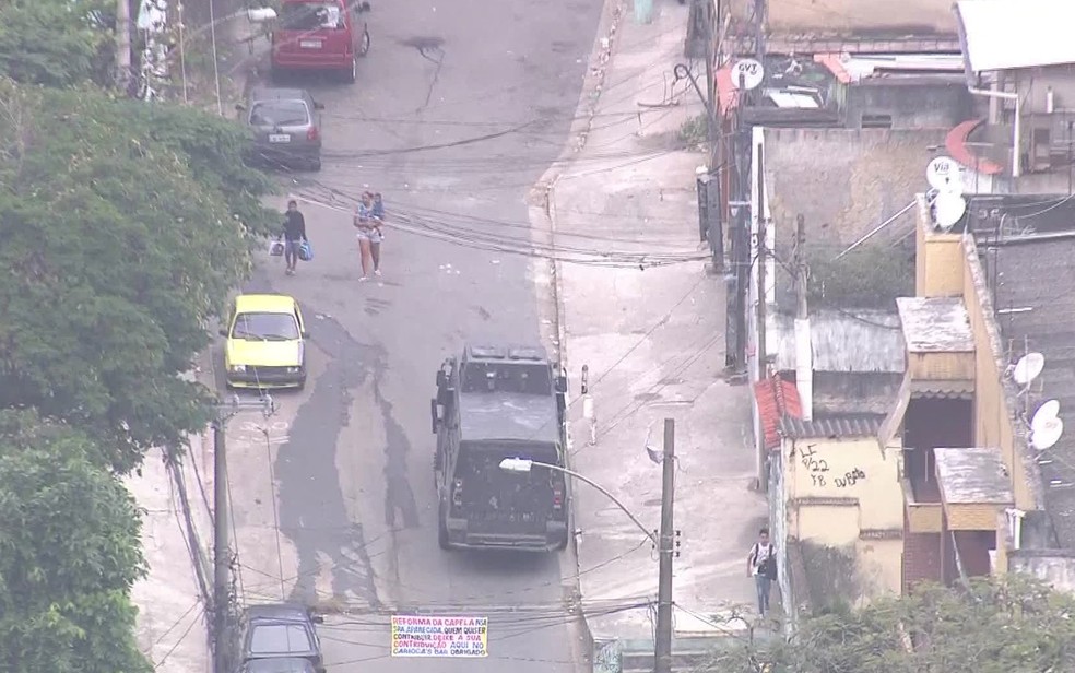 Veículo blindado dava apoio à ação dos policiais (Foto: Reprodução / TV Globo)