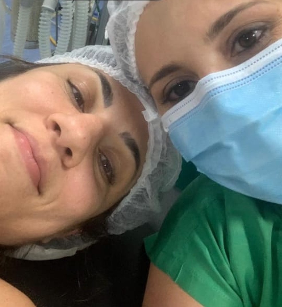 Bethe Correia posa ao lado da irmã após passar por procedimento cirúrgico — Foto: Reprodução / Instagram