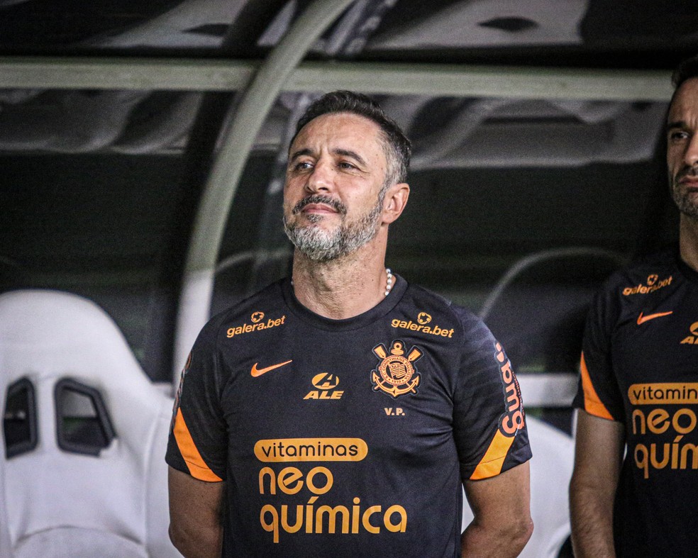 Vítor Pereira, técnico do Corinthians, na partida contra o Fortaleza — Foto: Lucas Emanuel/AGIF