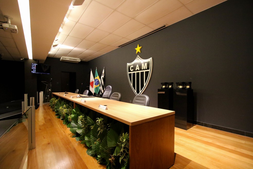 Mesa diretora do conselho do Atlético no auditório da sede de Lourdes — Foto: Divulgação/Atlético 