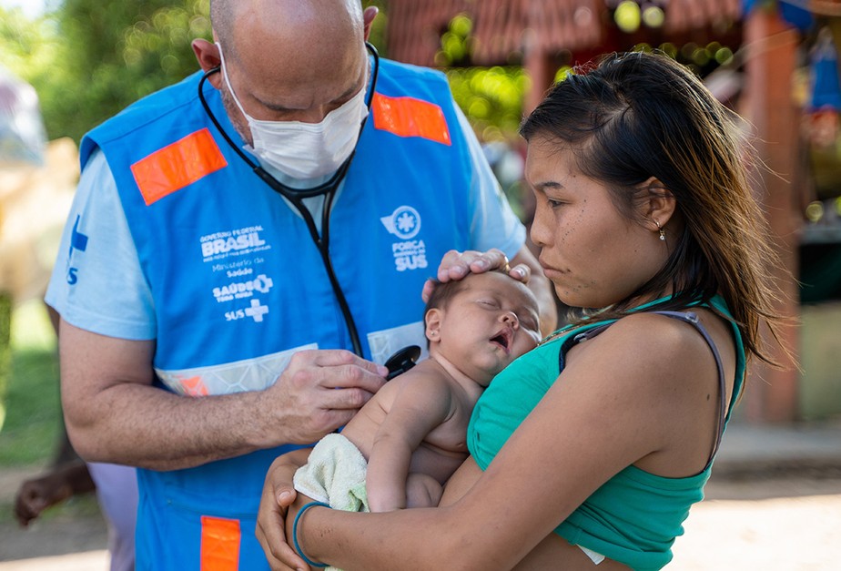 Médicos serão distribuídos entre 29 distritos, sendo 14 para o território Yanomami, que enfrenta uma crise humanitária