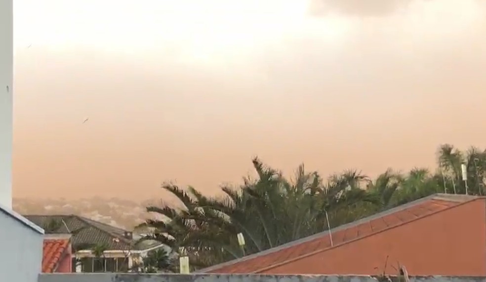 Tempestade de poeira atinge Maringá — Foto: Ademir Silva/colaboração