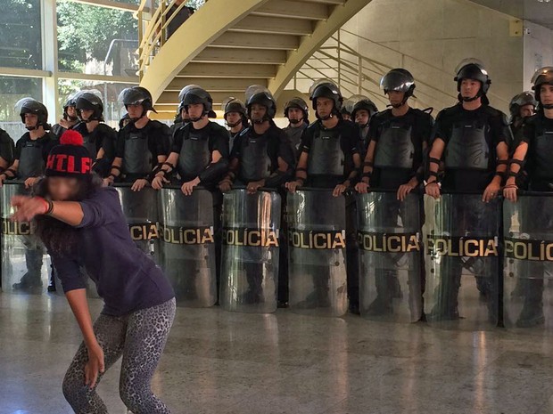 Estudante fica de costas para policiais militares dentro da sede do Centro Paula Souza, em São Paulo (Foto: Vivian Reis/G1)