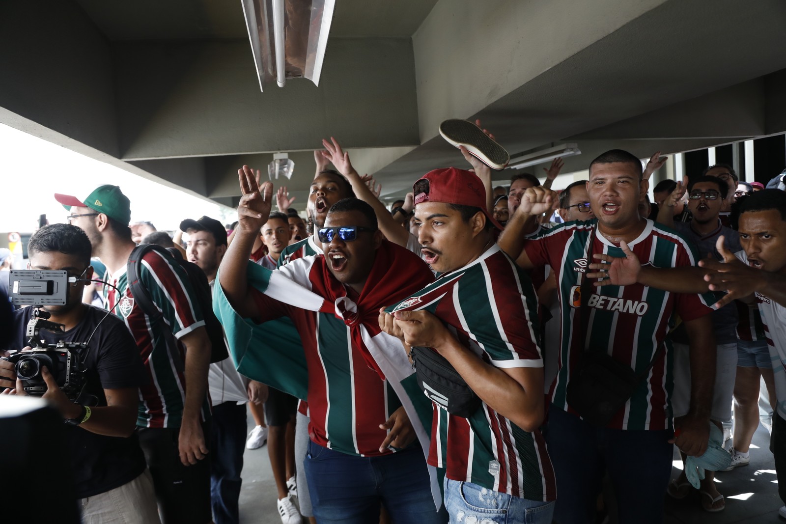 Torcedores tricolores vão à loucura com a chegada de Marcelo — Foto: Guito Moreto / Agência O Globo