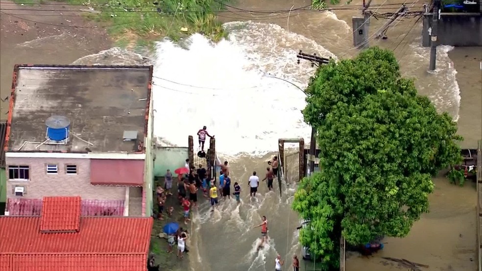 Vazamento invadiu algumas casas no bairro de Santíssimo  — Foto: Reprodução/ TV Globo