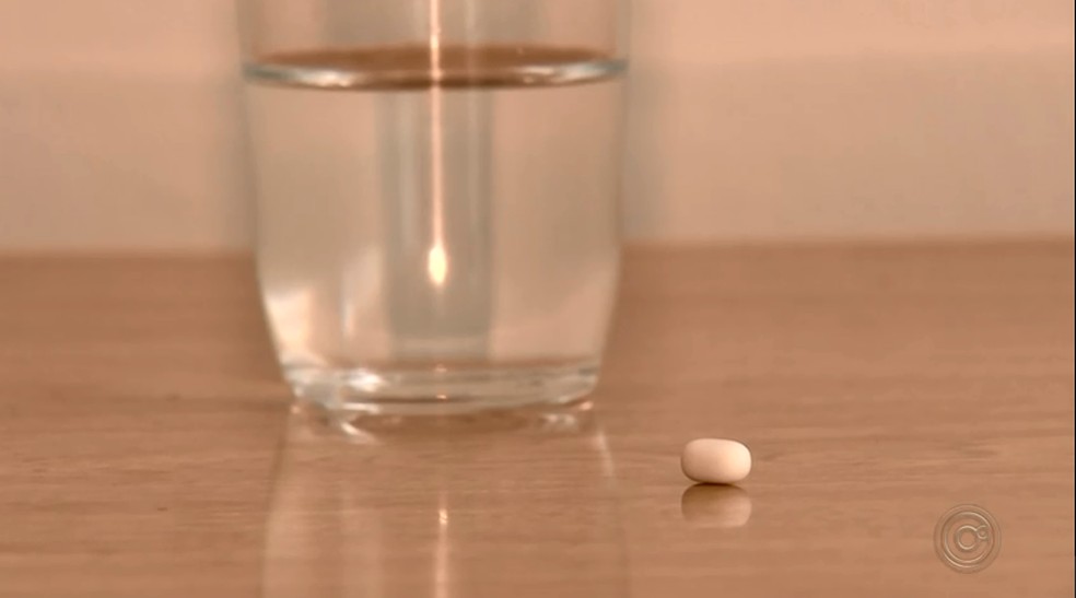 Pílulas de cafeína e de farinho de trigo foram distribuídas aos participantes da pesquisa.  — Foto: TV TEM/Reprodução