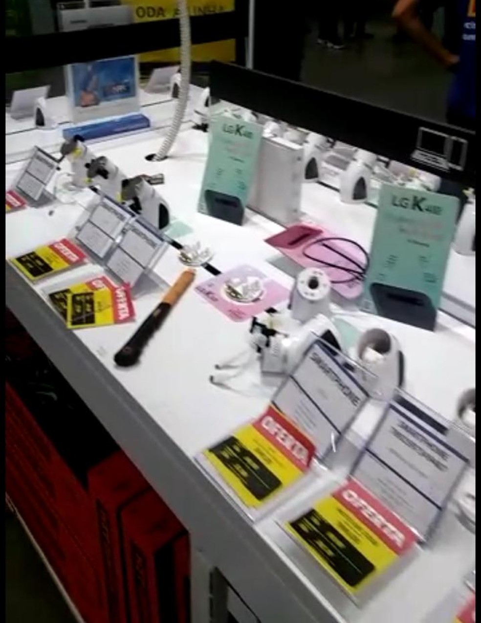 Bandidos invadem hipermercado em Teresina e roubam celulares e notebooks — Foto: Reprodução