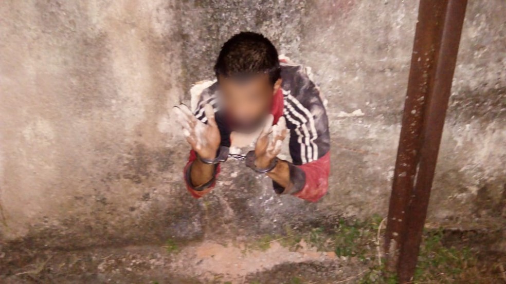 Os militares chegaram ao local e encontraram o homem preso na parede — Foto: Polícia Militar/Divulgação