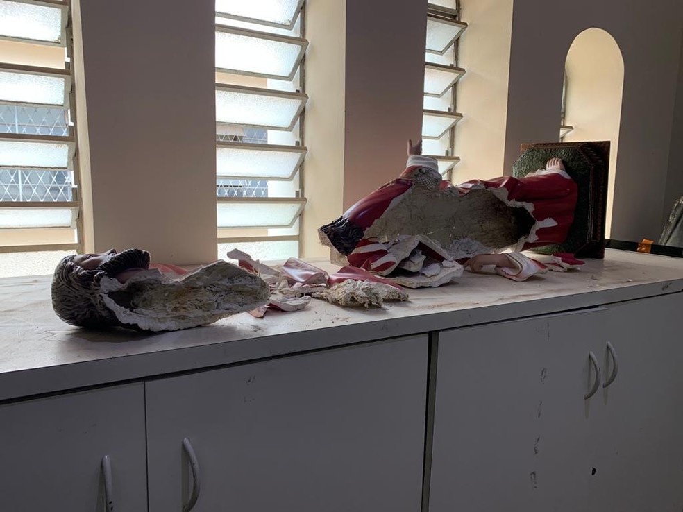 Imagem que estava em igreja ficou totalmente destruída — Foto: Raquel Freitas / TV Globo