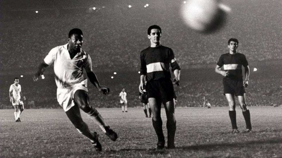 Pelé contra o Boca Juniors em 1963 — Foto: Santos / Acervo