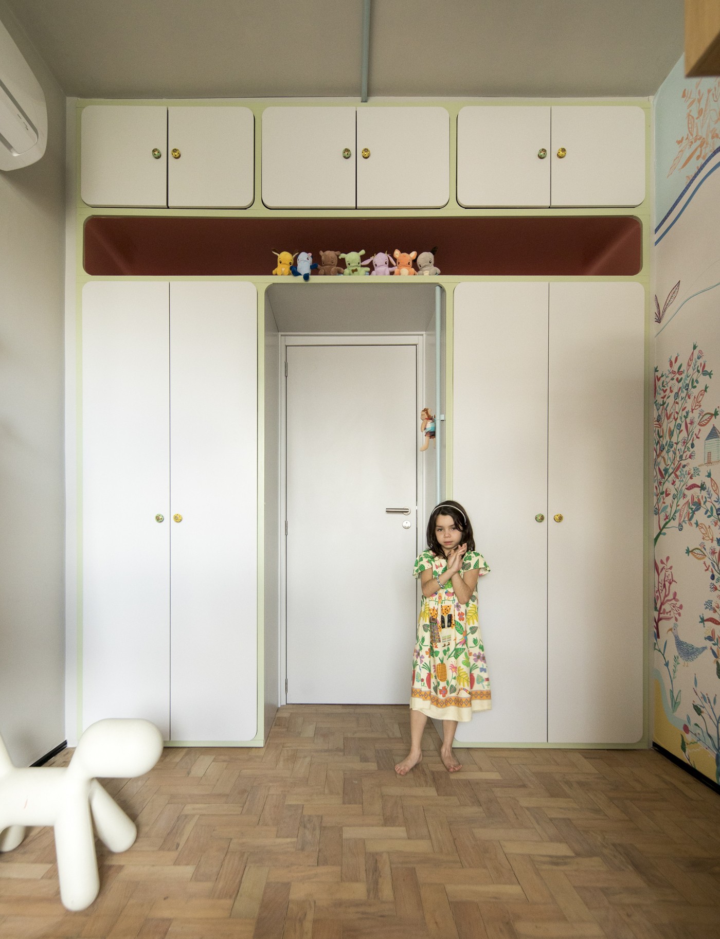 Décor do dia: quarto infantil com rede e papel de parede estampado (Foto: Maíra Acayaba)