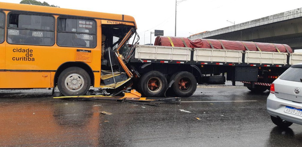 Acidente aconteceu na tarde desta quarta-feira (26), no Contorno Sul â€” Foto: DivulgaÃ§Ã£o/PRF